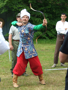 Gokmen demonstruje ćwiczenia z łukiem 92# @ 28'', Żurawiejki 2010.
