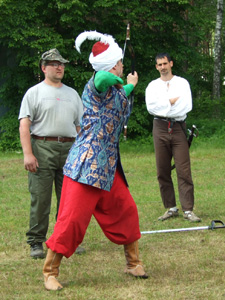 Gokmen demonstruje ćwiczenia z łukiem 92# @ 28'', Żurawiejki 2010.